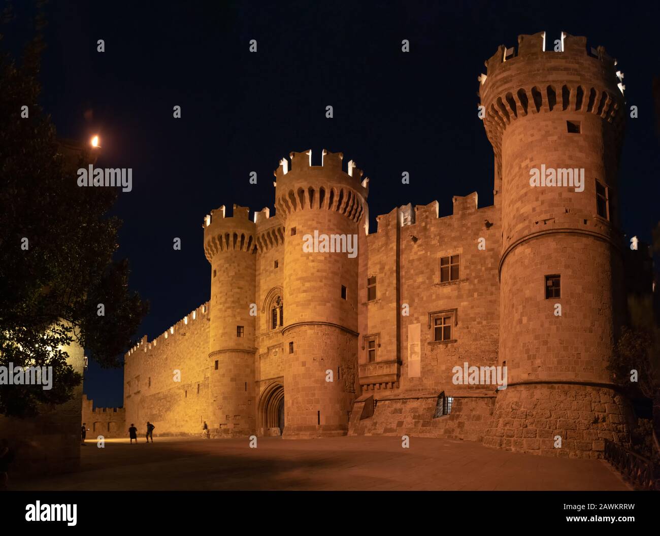 Vista notturna del Grand Master Palace nella città medievale di Rodi (Rodi, Grecia) Foto Stock