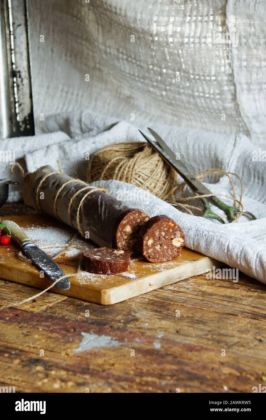 Salame di cioccolato con biscotti e nocciole Foto Stock