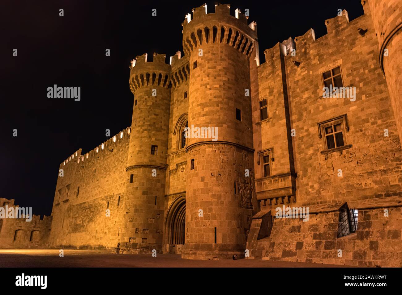 Vista notturna del Grand Master Palace nella città medievale di Rodi (Rodi, Grecia) Foto Stock