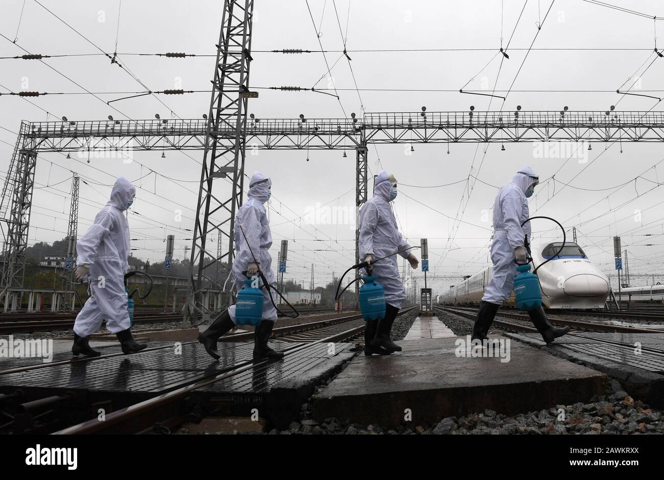 Nanning, La Regione Autonoma Guangxi Zhuang Della Cina. 6th Feb, 2020. I membri del personale ferroviario si preparano a disinfettare i treni ad alta velocità a Nanning, nella regione autonoma Guangxi Zhuang della Cina meridionale, 6 febbraio 2020. Dallo scoppio del nuovo coronavirus, Guangxi ha adottato varie misure, tra cui il potenziamento della pubblicità sulla prevenzione dei virus e l'espansione della produzione di forniture mediche, per combattere meglio l'epidemia. Credit: Lu Boan/Xinhua/Alamy Live News Foto Stock