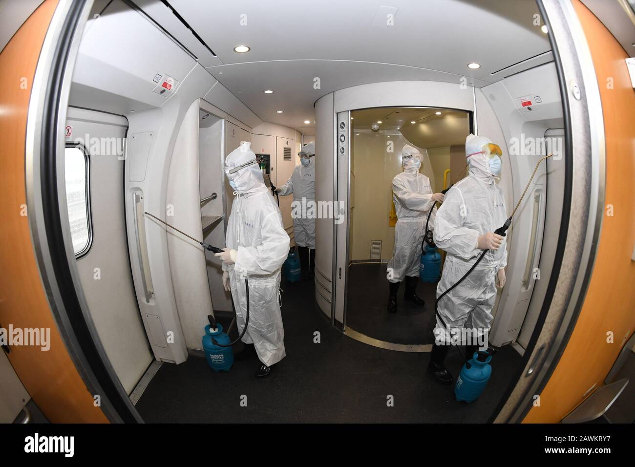 Nanning, La Regione Autonoma Guangxi Zhuang Della Cina. 6th Feb, 2020. I membri del personale ferroviario disinfettano un treno ad alta velocità a Nanning, nella regione autonoma Guangxi Zhuang della Cina meridionale, 6 febbraio 2020. Dallo scoppio del nuovo coronavirus, Guangxi ha adottato varie misure, tra cui il potenziamento della pubblicità sulla prevenzione dei virus e l'espansione della produzione di forniture mediche, per combattere meglio l'epidemia. Credit: Lu Boan/Xinhua/Alamy Live News Foto Stock