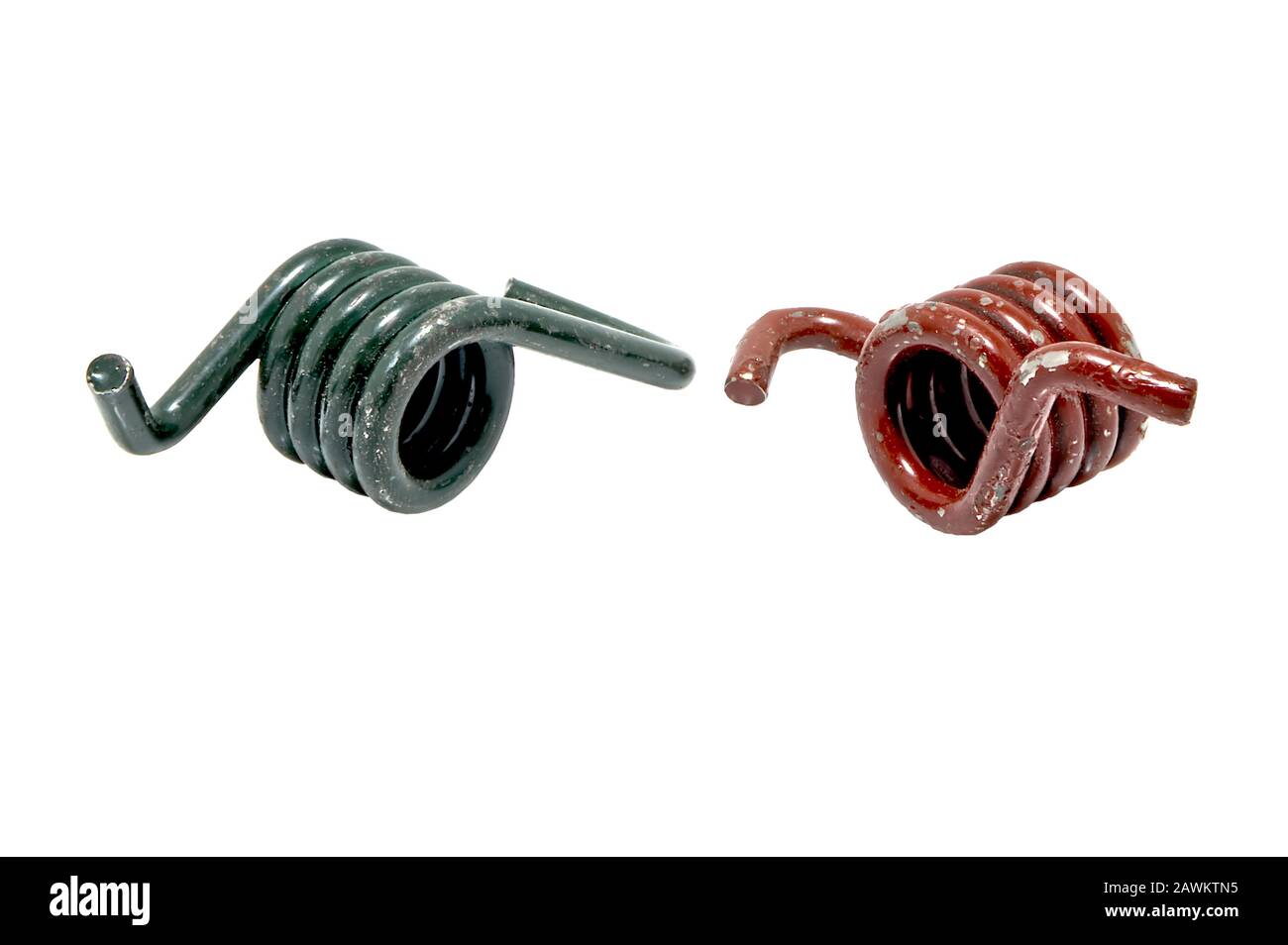 Una coppia di molle specializzate per freni a tamburo automobilistici isolati su sfondo bianco. Foto Stock