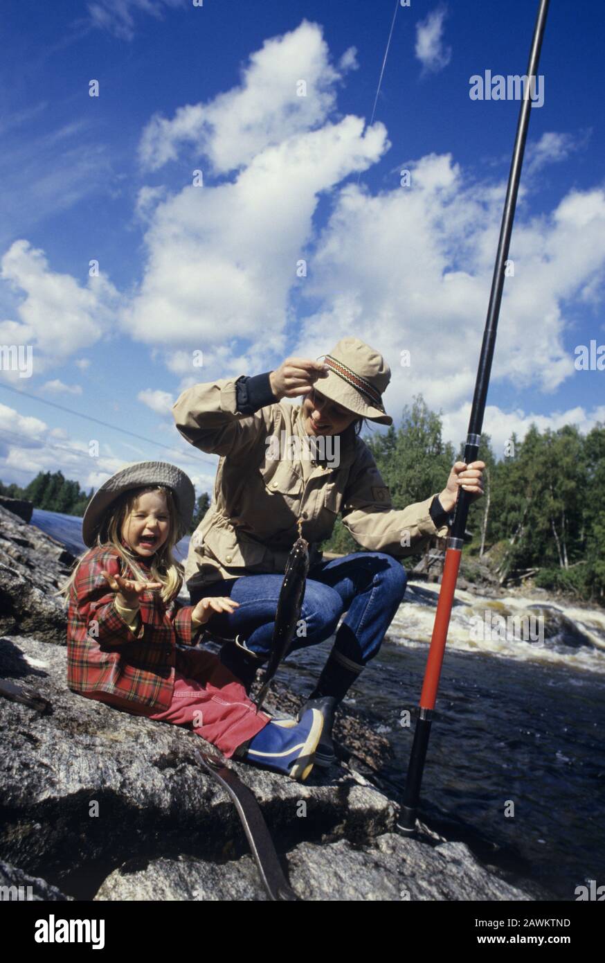 Madre e figlia in viaggio di pesca Foto Stock
