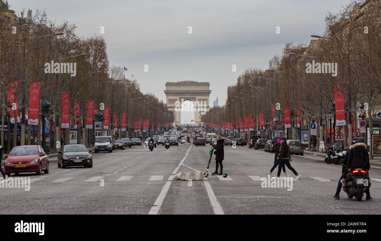Vista lungo l'Avenue des Champs-Élysées (strada principale di Parigi) verso l'Arco di Trionfo de l'Étoile (Arco di Trionfo della Stella). Foto Stock