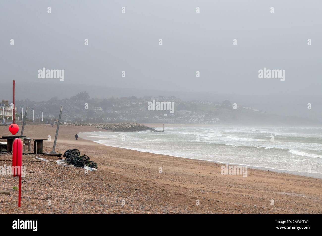 Storm Ciara colpisce il Regno Unito, ma non è tutto male per alcuni, come i surfisti hanno colpito Weymouth Beach Dorset UK 09/02-2020 Foto Stock