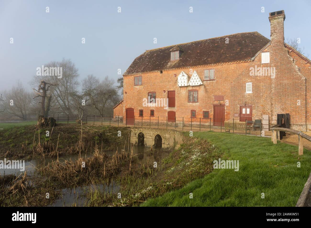 White Mill è un mulino restaurato del XVIII secolo sulle rive del fiume Stour, Sturminster Marshall, Dorset, Inghilterra, Regno Unito Foto Stock