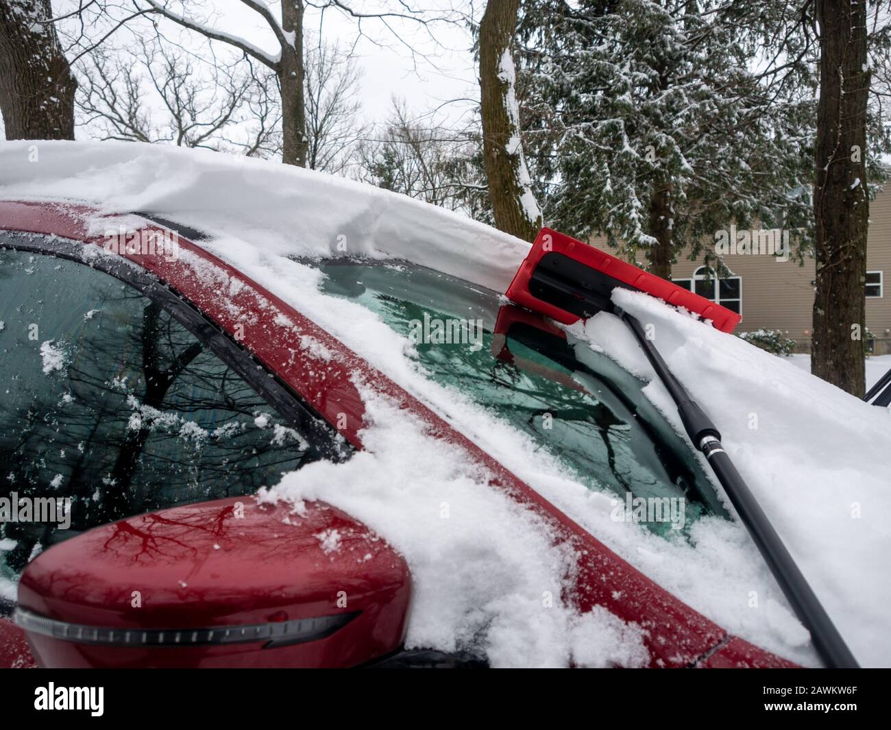 pulizia della vettura dopo la tempesta di neve Foto Stock