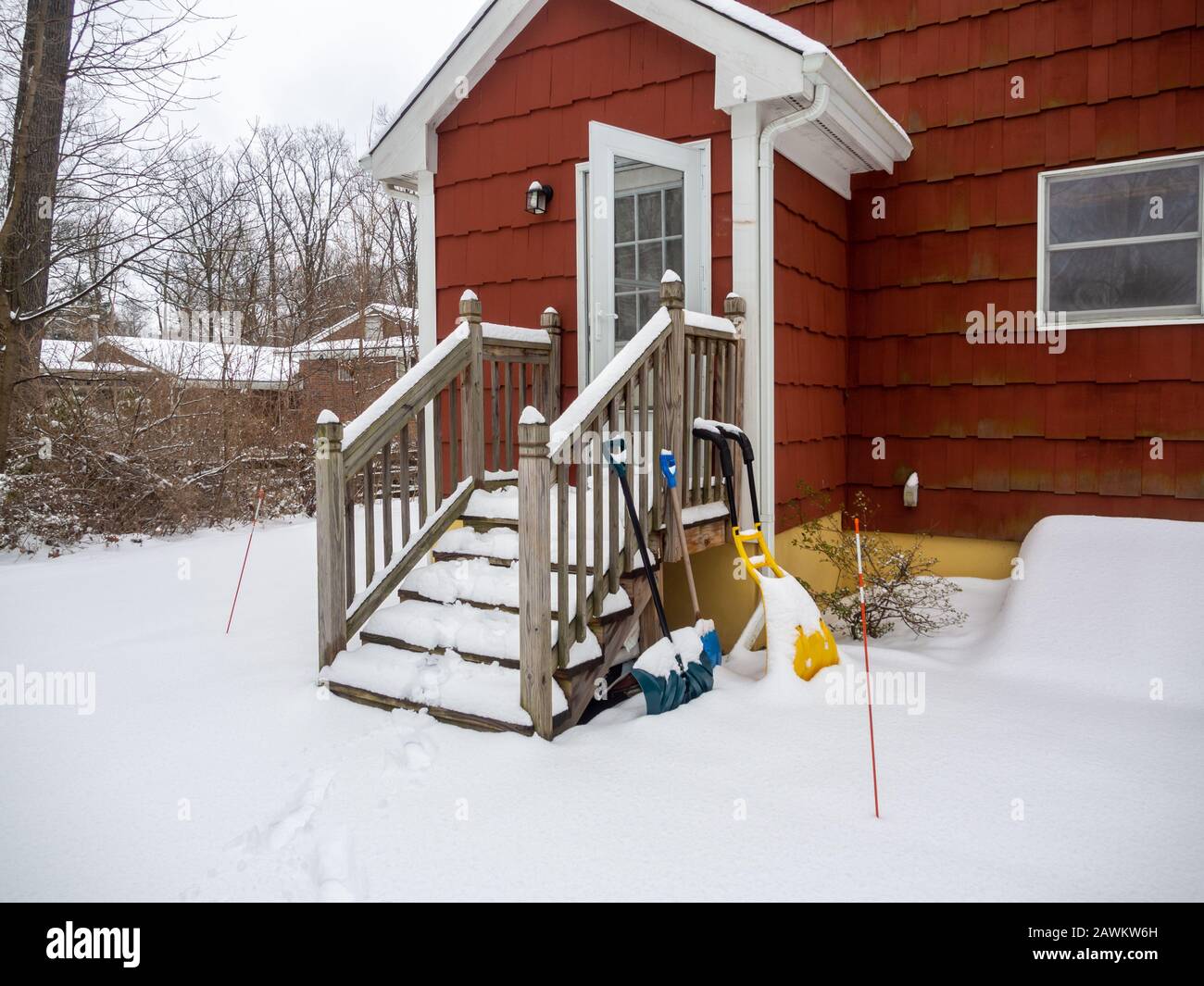 scale coperte di neve di fronte alla porta posteriore della casa dopo la tempesta di neve in inverno Foto Stock
