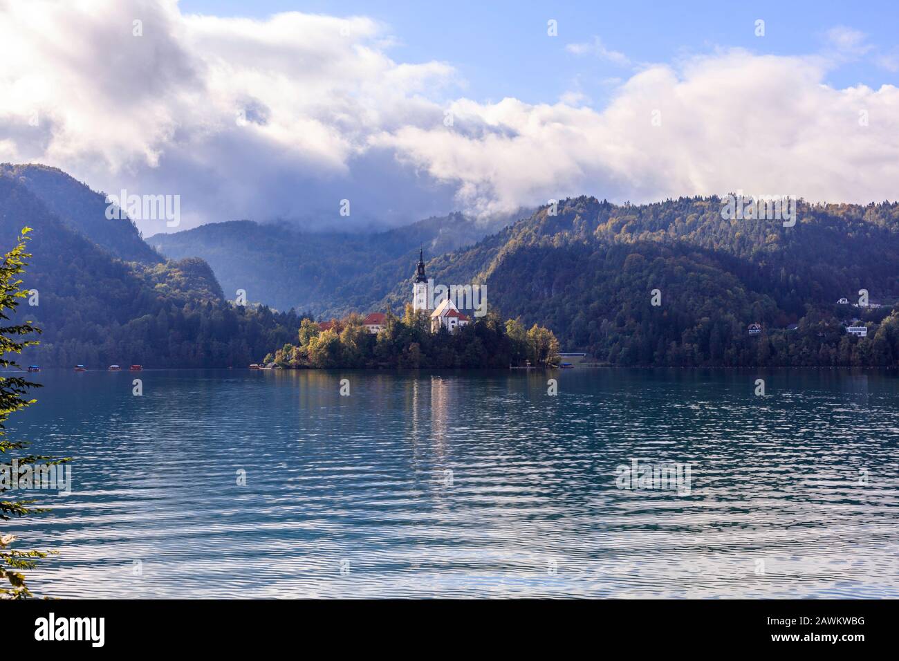 La chiesa di Bled si erge su un'isola al centro del lago. Alpi Giulie. Slovenia Foto Stock