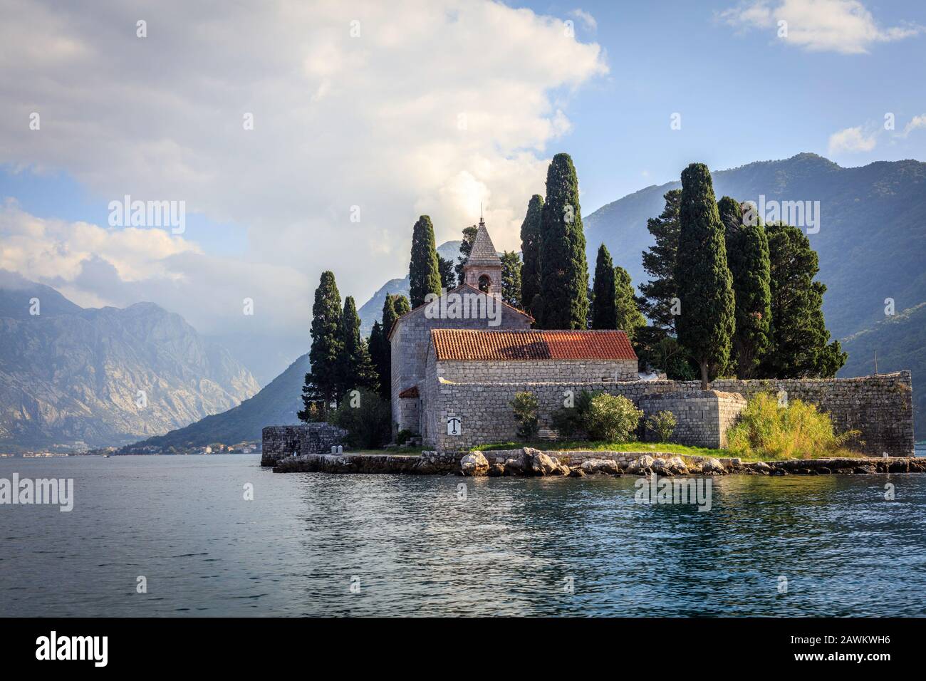 Sveti Dorde, San Giorgio, è un monastero benedettino in uno degli isolotti al largo di Perast nella baia di Cattaro del Montenegro Foto Stock