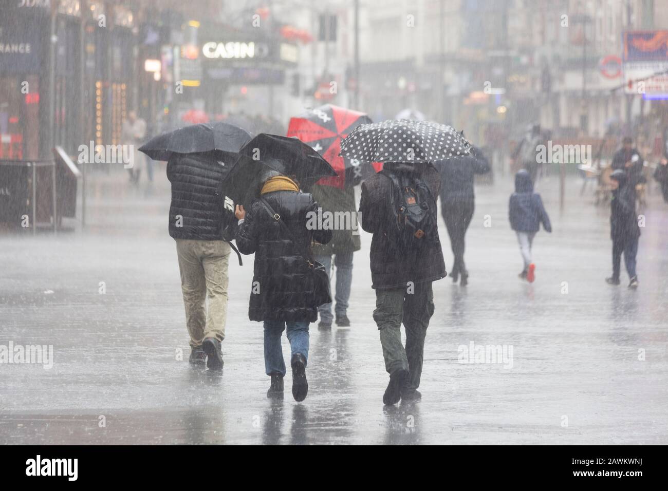 Uk Weather, Londra - 9 February 2020. La tempesta Ciara porta venti forti e forti piogge nel quartiere dei teatri del West End di Londra. Credito: Thamesfleet/Alamy Live News Foto Stock