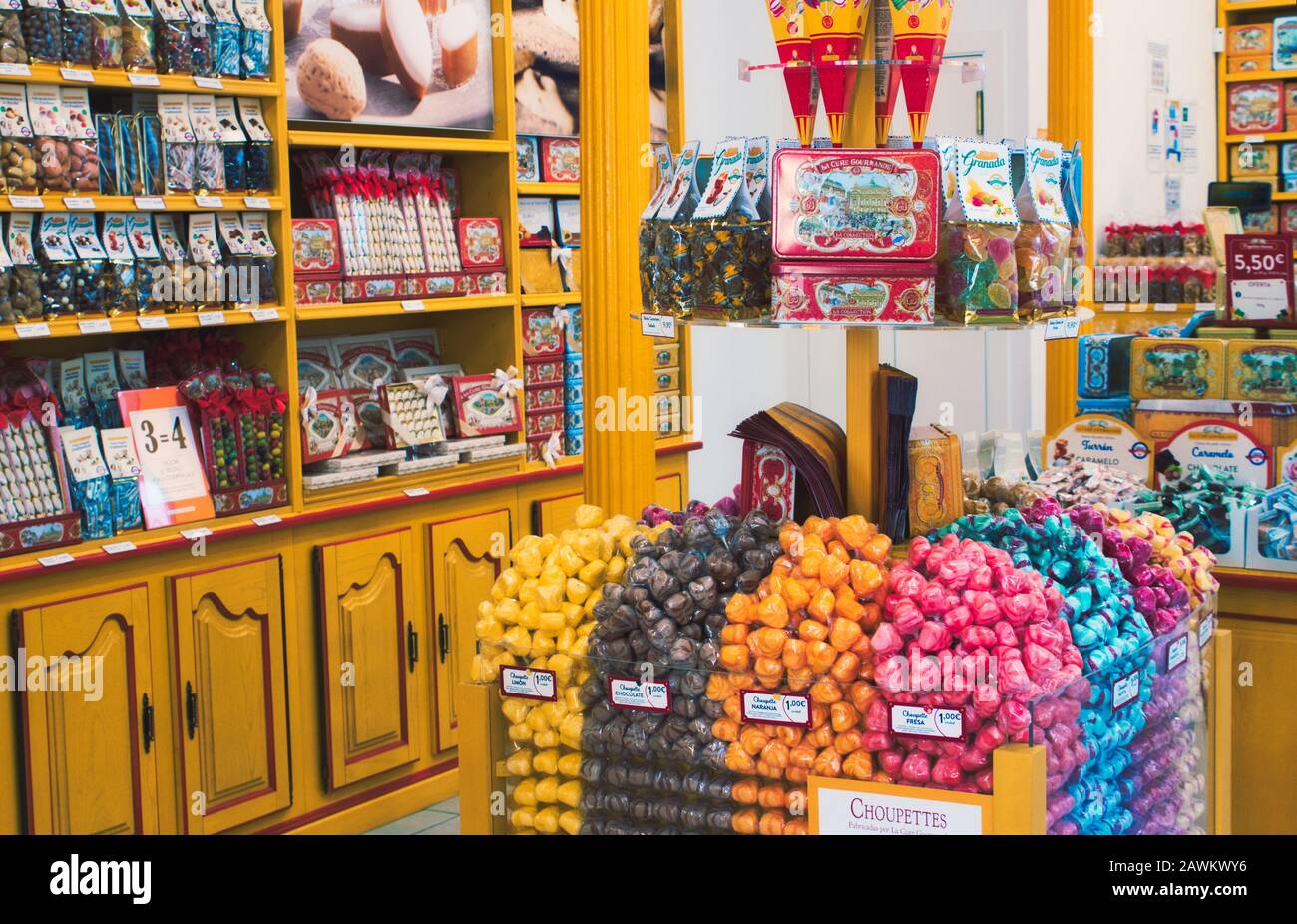 Granada / Spagna - 21 agosto 2019: Interno di un negozio di dolci con pasticceria assortita Foto Stock