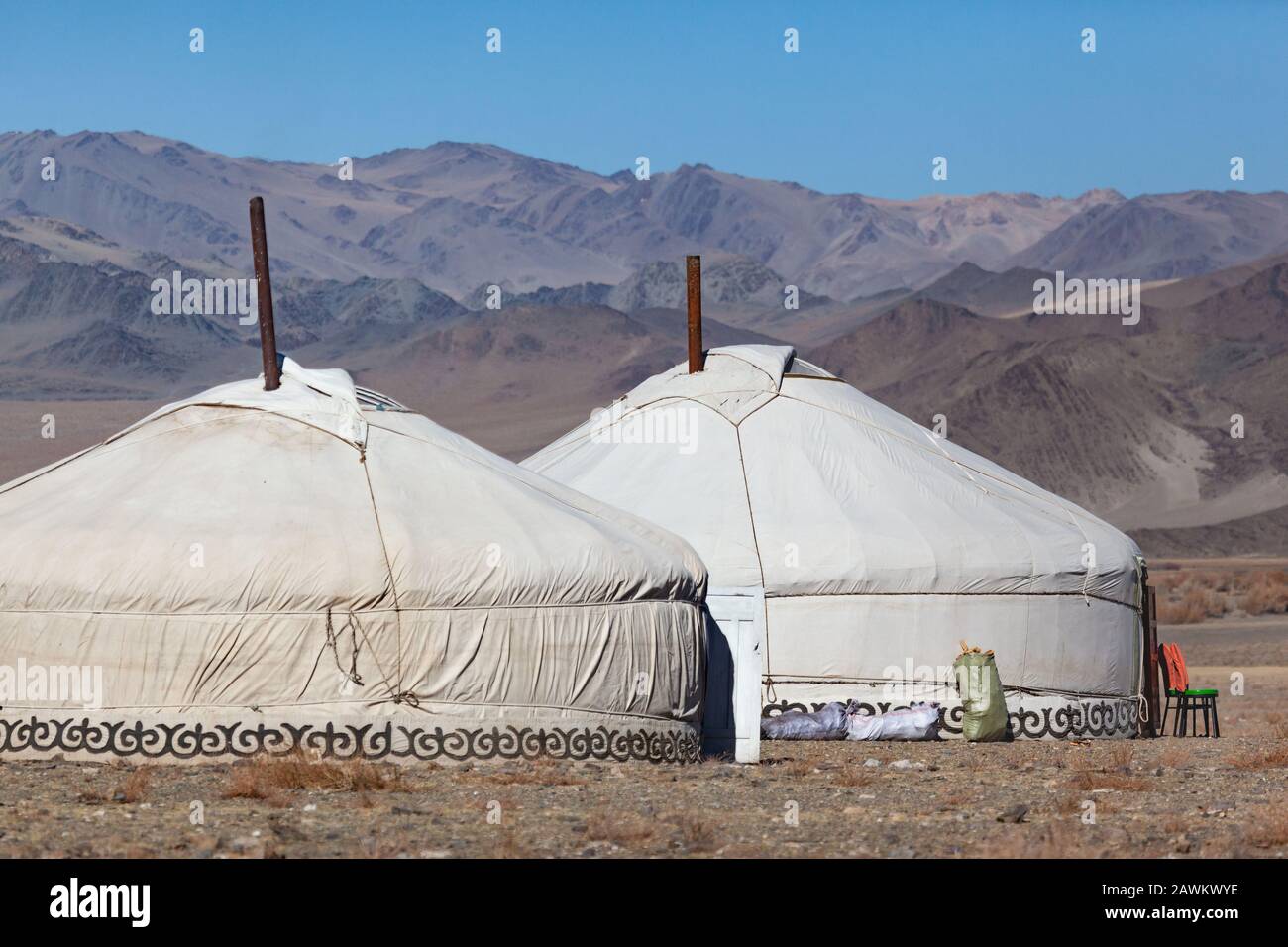 Tradizionale yurte kazako estate pascoli nomade vita Foto Stock