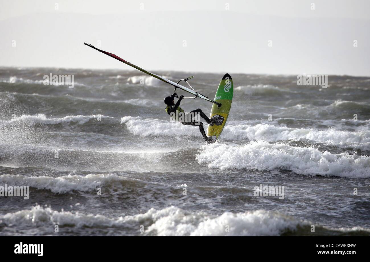 Un windsurf sulla spiaggia di Barassie a Troon che sfrutta al massimo i massicci venti portati dalla Storm Ciara. Foto Stock