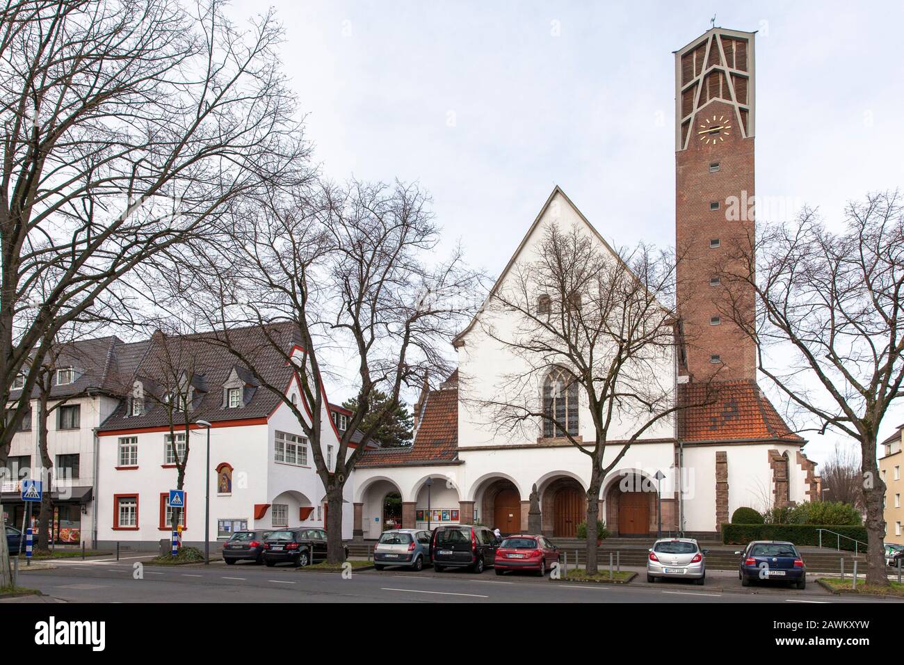 Chiesa parrocchiale San Pio sulla strada Gottesweg nel quartiere Zollstock, Colonia, Germania. Pfarrkirche San Pio Kirche Am Gottesweg Im Stadtteil Zol Foto Stock