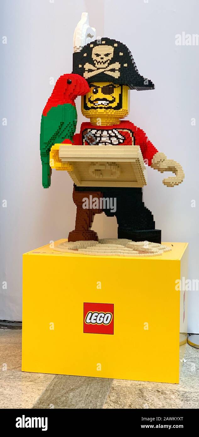 Southampton, Regno Unito - 8 novembre 2019: Grande modello Lego di un capitano pirata, con mappa del tesoro, mano del gancio, gamba del perno e pappagallo, fuori dalla nuova L aperta Foto Stock