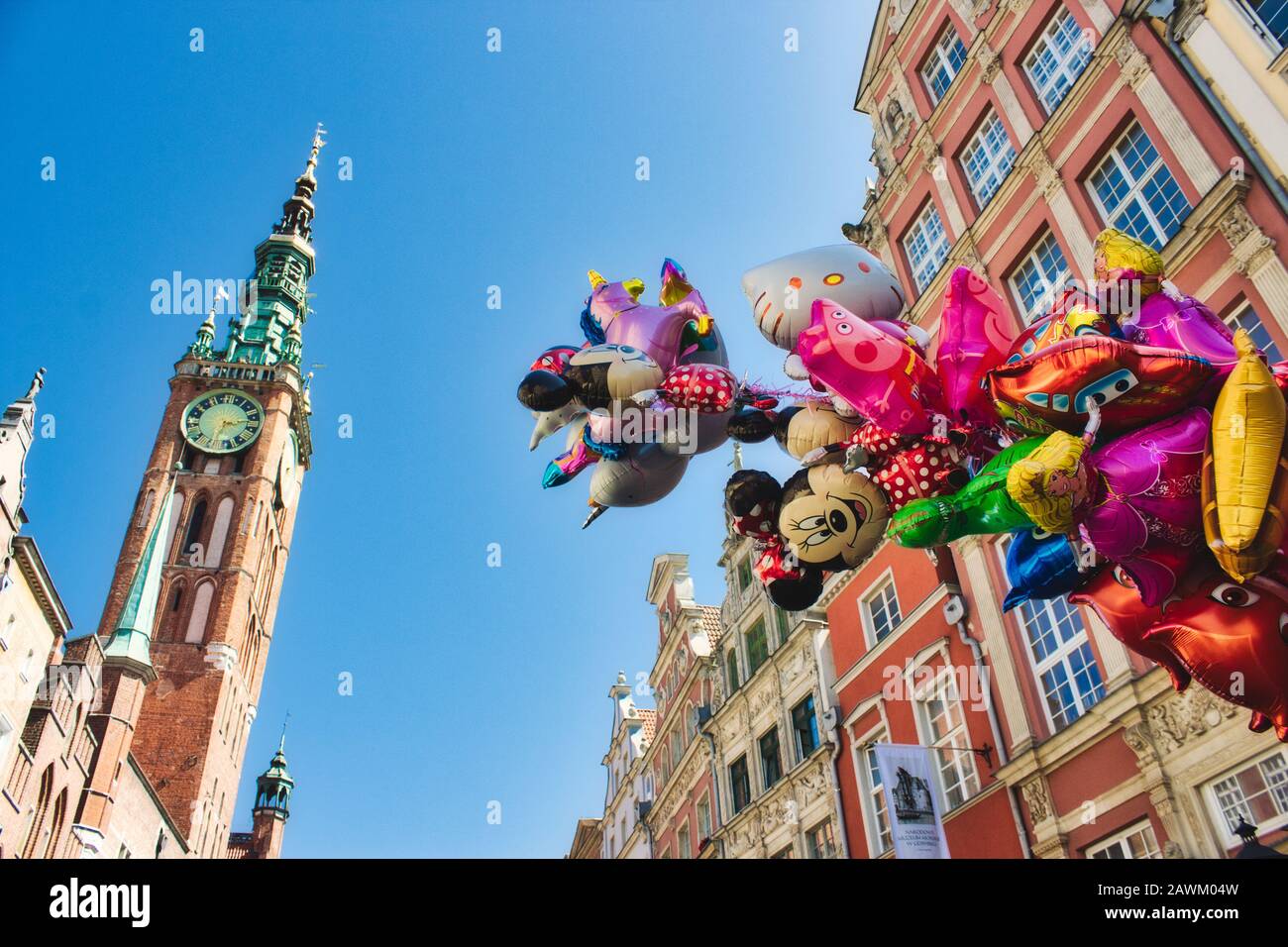 Gdansk / Polonia - 8 agosto 2019: Palloncini a forma di bambini popolari´s i personaggi sono venduti nella piazza principale nel centro della città di Gdansk, Polonia Foto Stock