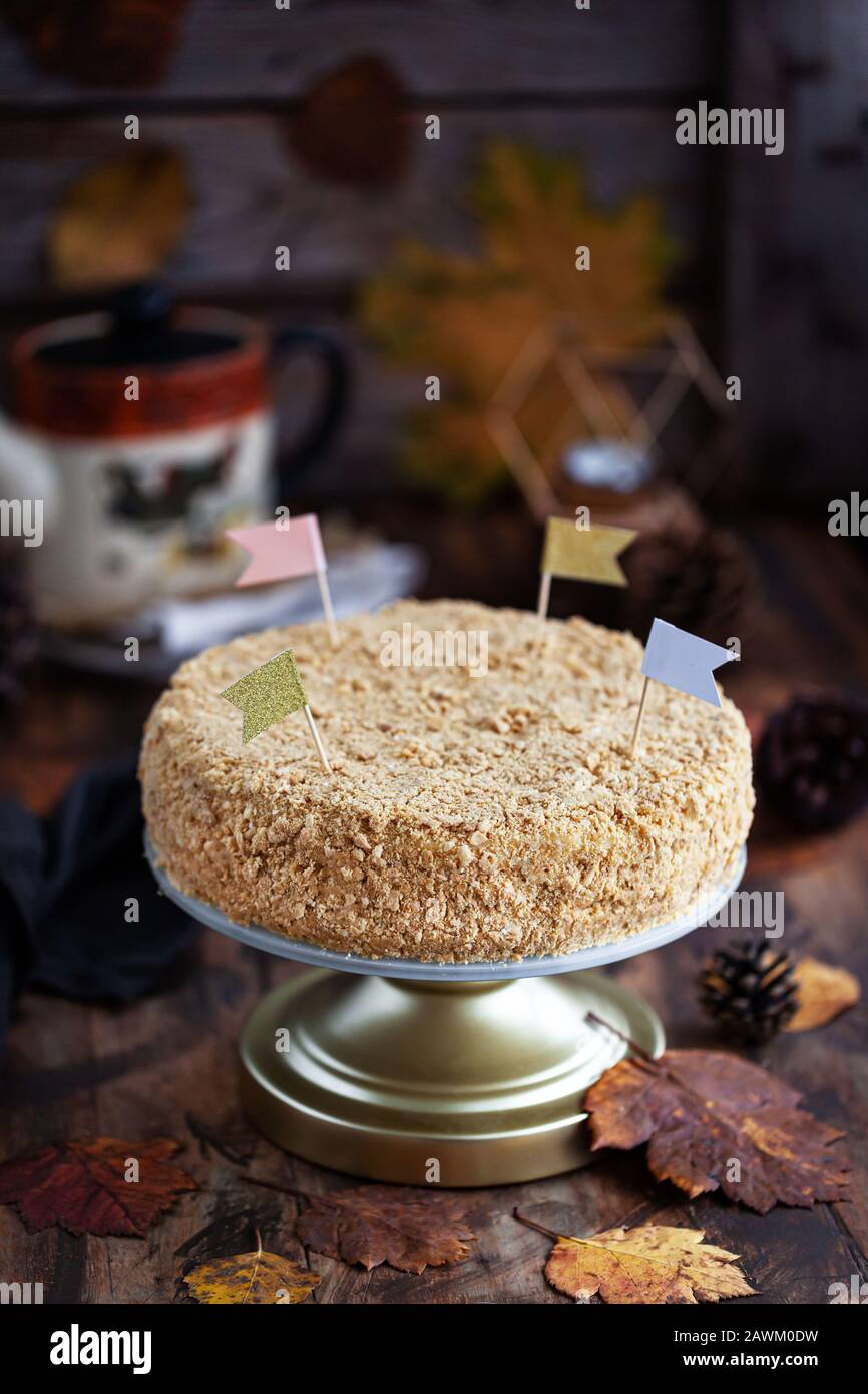 Deliziosa torta millefoglie fatta in casa (Napoleone) su sfondo rustico Foto Stock