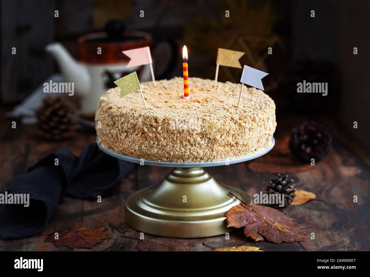 Deliziosa torta millefoglie fatta in casa (Napoleone) su sfondo rustico Foto Stock