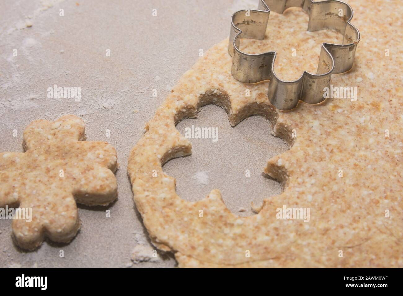 Taglio A Forma Di Trifoglio A Quattro Foglie Su Pasta Di Formaggio Cottage Flat Foto Stock