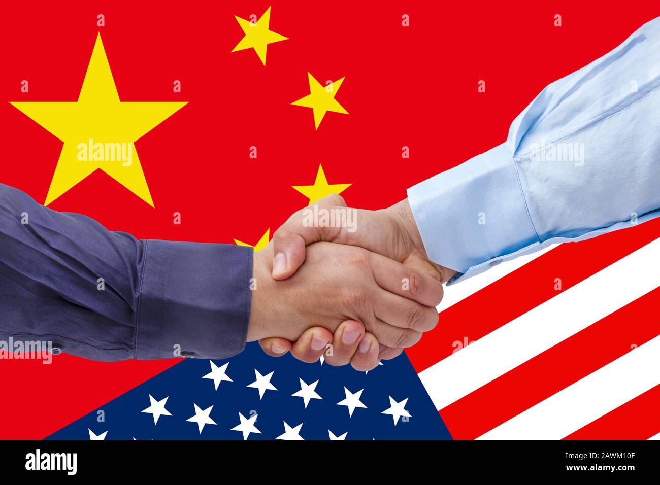 Gli uomini d'affari scuotono Le bandiere Degli Stati Uniti o degli Stati Uniti e della Cina fondendo il concetto di rapporti politici ed economici Foto Stock