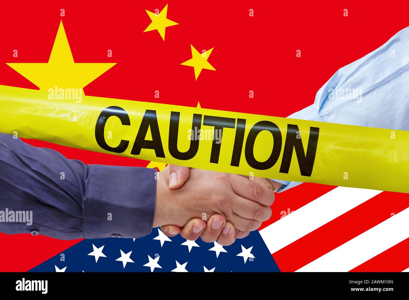 Cautela nastro su uomini d'affari handshaking su Bandiere Americane o americane e cinesi fusione politico ed economico concetto di relazioni Foto Stock
