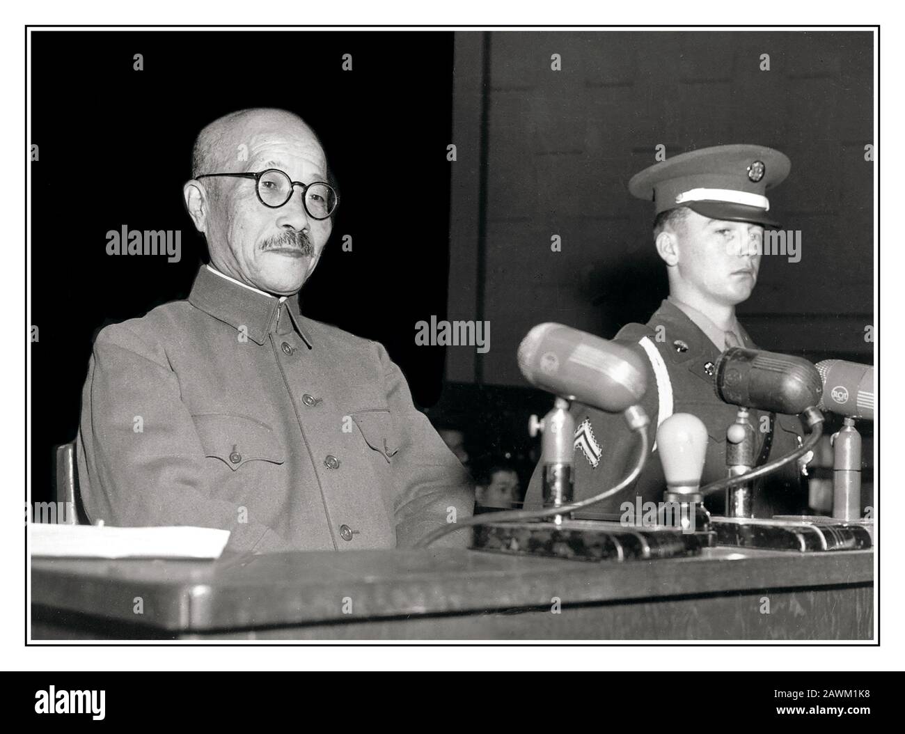 GENERALE HIDEKI TOJO PROCESSO ALLA CORTE CRIMINI DI GUERRA GIAPPONE PROCESSI TOJO immagine del generale Hideki TOJO che prese posizione per la prima volta durante i processi di Tokyo della seconda guerra mondiale in Giappone il 26 dicembre 1947. Successivamente Tojo fu giudicato colpevole di crimini di guerra inspiegabilmente brutali e atroci, commessi direttamente sotto il suo comando e fu giustiziato nel 1948 Foto Stock