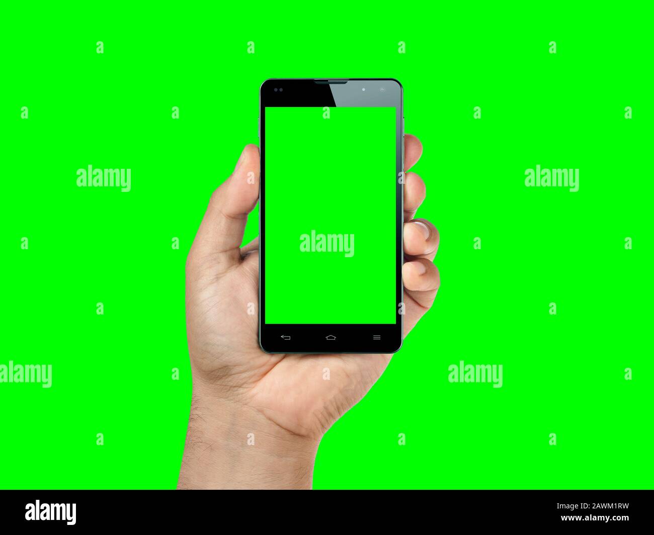 Tenere la mano in primo piano e mostrare lo smartphone o il cellulare con lo schermo verde isolato sul verde. Foto Stock