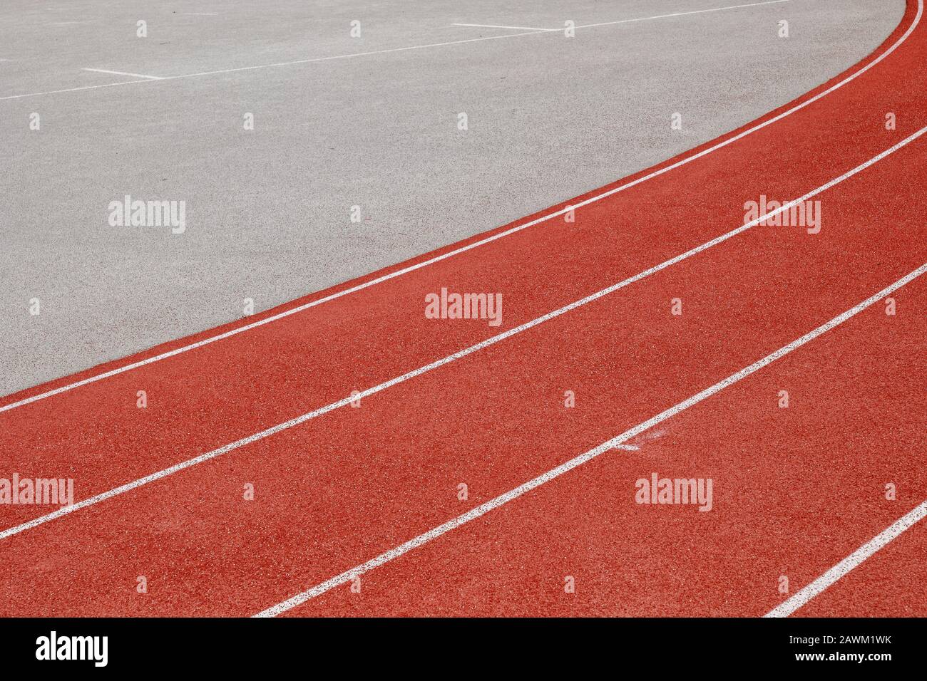 Piste per atletica leggera da corsa, superficie gommata rossa per tutte le stagioni con linee bianche, tema sportivo Foto Stock