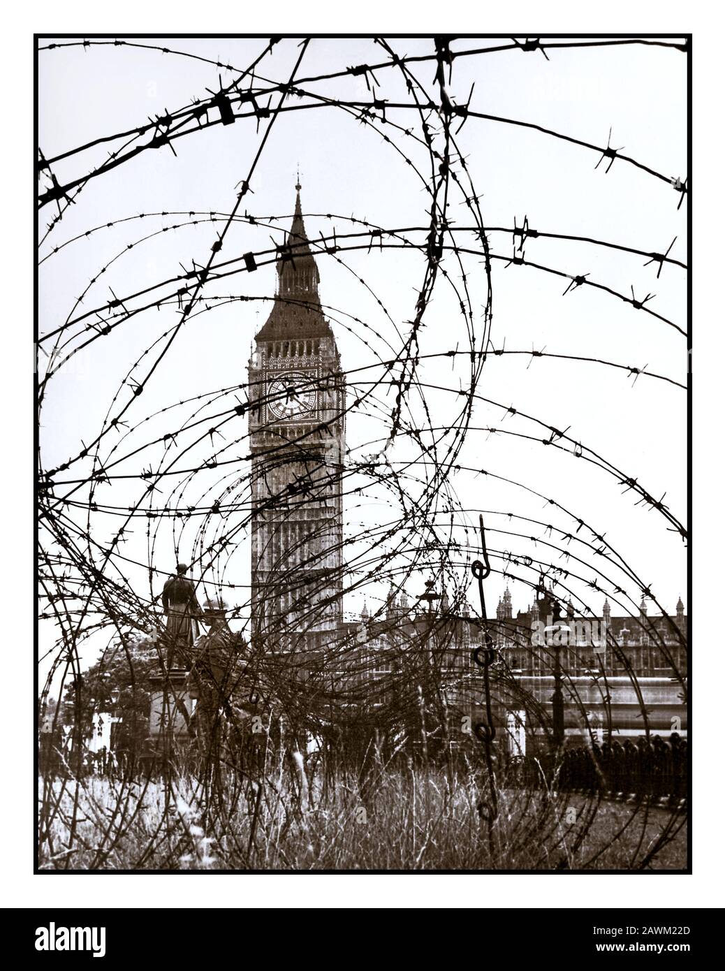WW2 1940's CASE OF PARLIAMENT Barbed Wire Fencing Protection Parliament Square Londra UK Foto Stock