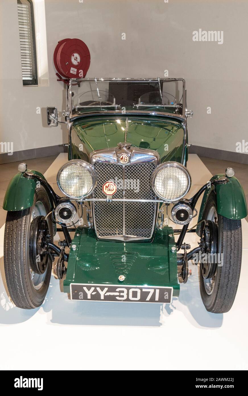 Classic 1932 Open-top MG Midget J2 numero di registrazione YY 3071 in mostra nel Franschhoek Motor Museum, Franschhoek, Sud Africa Foto Stock