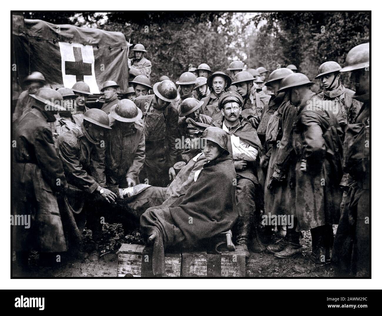1918 Guerra Mondiale 1 Feriti prigionieri tedeschi che ricevono assistenza medica da parte di unità medica americana presso la stazione di primo soccorso di 103rd e 104th Ambulance Companies. 12 Settembre 1918 Ww1 Prima Guerra Mondiale. Immagine acquisita da Pvt. J. M. Liles. Esercito degli Stati Uniti Foto Stock