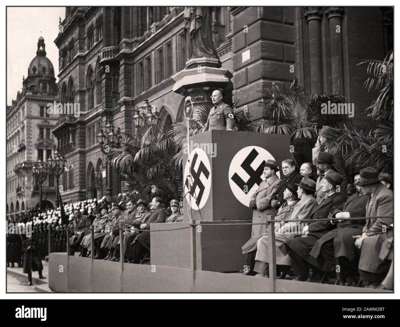 D'epoca anni '30 VIENNA ANSCHLUSS PROPAGANDA 1938 Rally nazista a Vienna con il leader del servizio civile del Reich Hermann Neef al lleggio nazista di Swastika, con alti funzionari viennesi e leader politici seduti. Adolf-Hitler-Platz (Vienna Rathausplatz). 1938 Vienna Austria Nel corso dei numerosi eventi nazionalsocialisti di propaganda per il referendum per il 'Anschluss' del 1938-04-10 il capo della funzione pubblica del Reich Hermann Neef ha parlato davanti ai funzionari austriaci al Rathausplatz di Vienna. Nel suo discorso, Neef orates ai funzionari sui principi della 'comunità tedesca' Foto Stock
