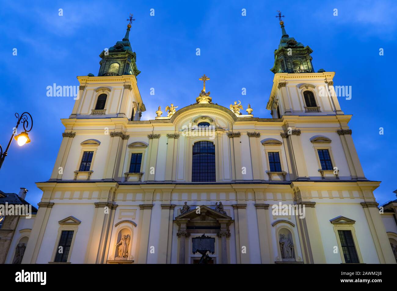 Chiesa della Santa Croce di notte a Varsavia, Polonia, architettura in stile barocco. Foto Stock