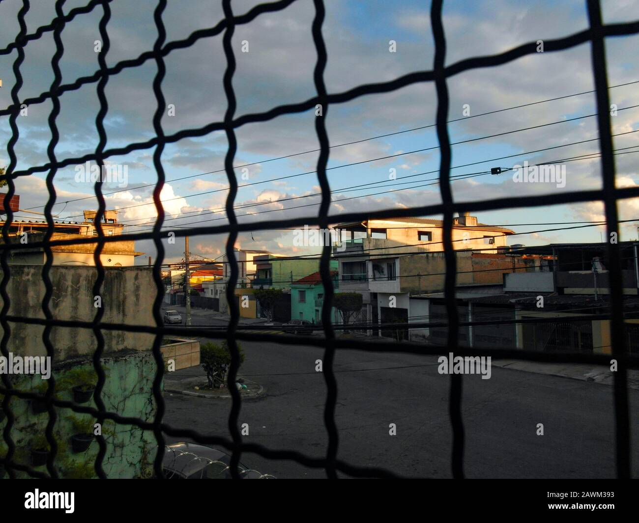 vista attraverso una griglia della finestra su una strada a sao paulo Foto Stock