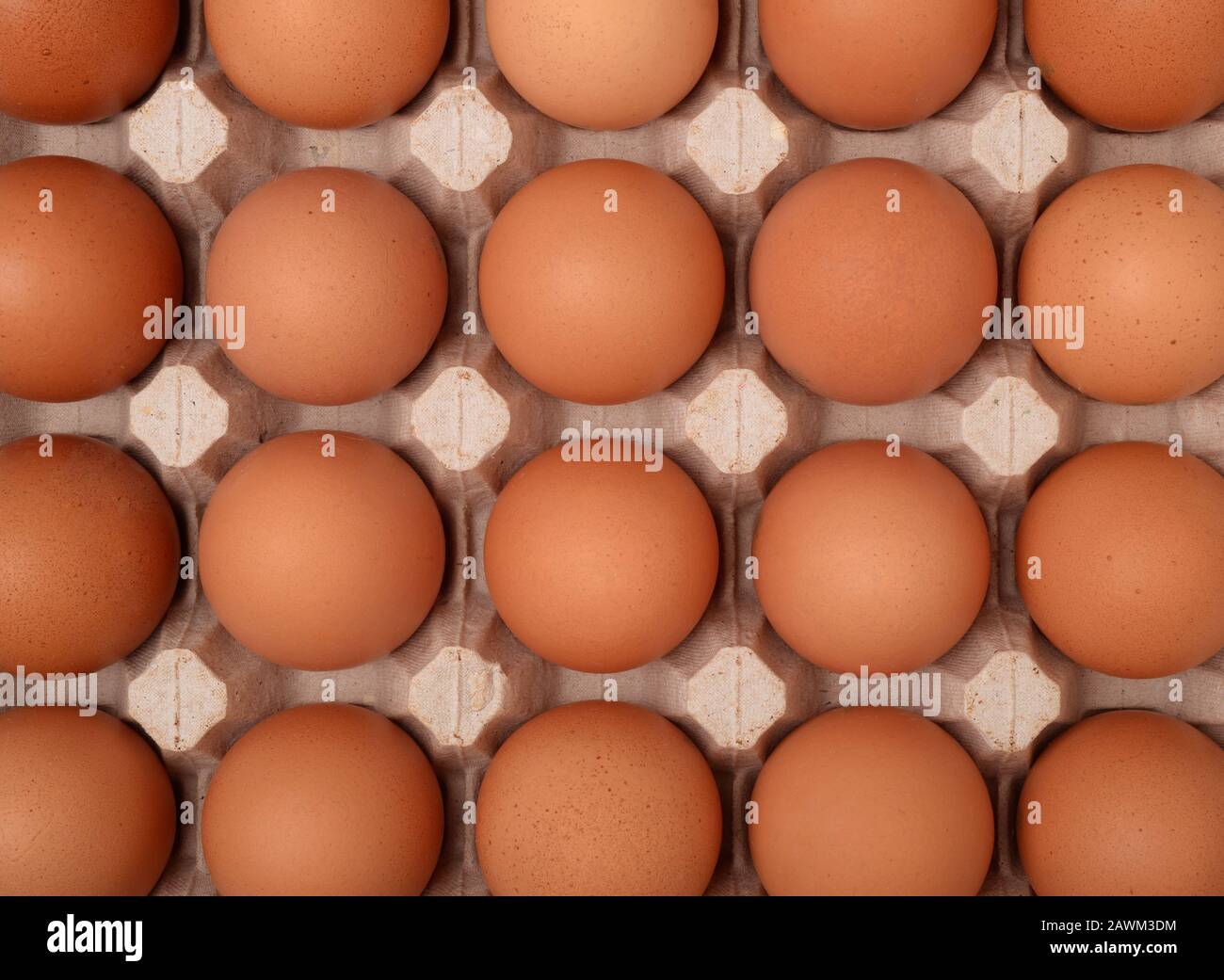 Vassoio di cartone con uova di pollo fresche come sfondo Foto Stock
