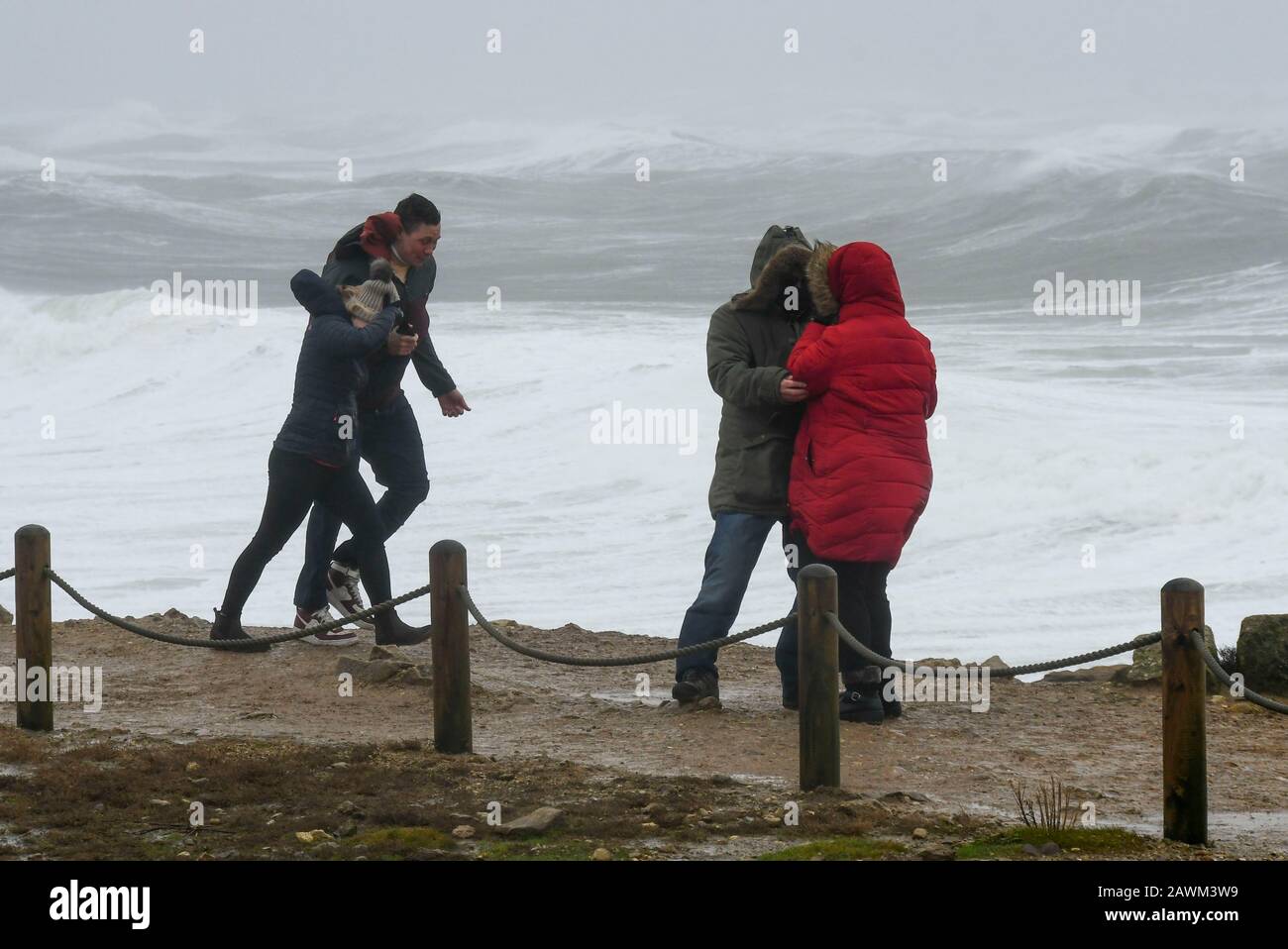 Portland Bill, Dorset, Regno Unito. 9th febbraio 2020. Meteo Regno Unito. I visitatori di Portland Bill in Dorset lottano per resistere ai venti della forza Gale dalla tempesta Ciara. Foto Di Credito: Graham Hunt/Alamy Live News Foto Stock