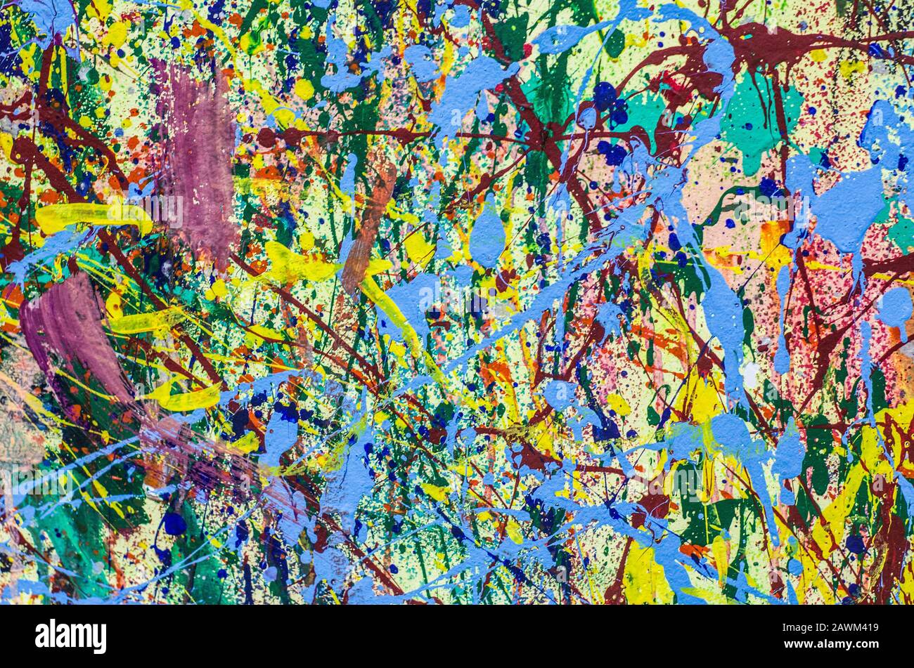Pittura acrilica disegnata a mano. Sfondo dell'arte astratta. Spruzzi di acrilico su tela. Texture colore. Frammento di un'opera d'arte Sbavature di vernice. Foto Stock