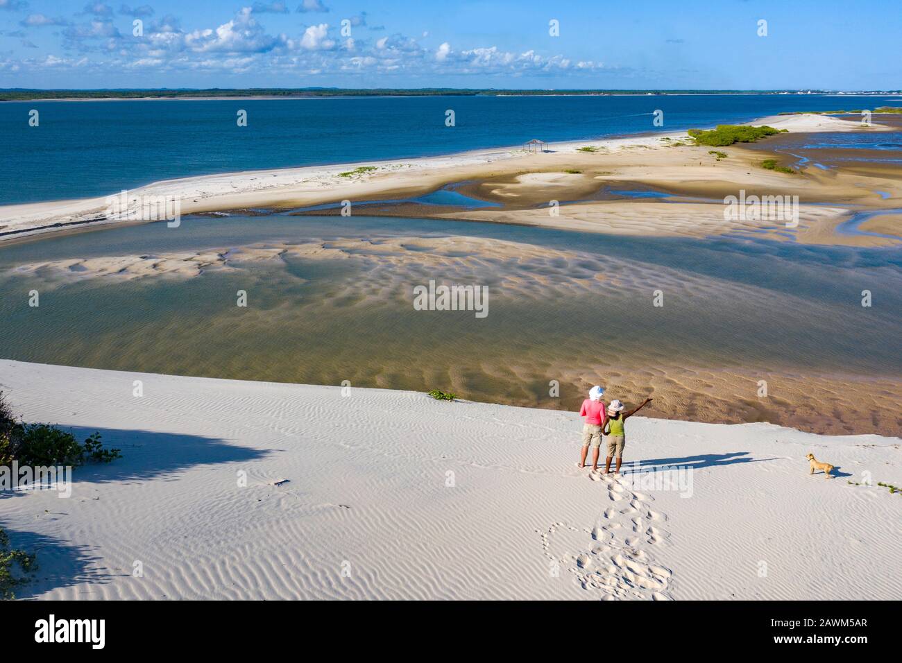 Panorama mozzafiato sulla spiaggia e il paesaggio delle dune di Mangue Seco a Bahia, Brasile Foto Stock