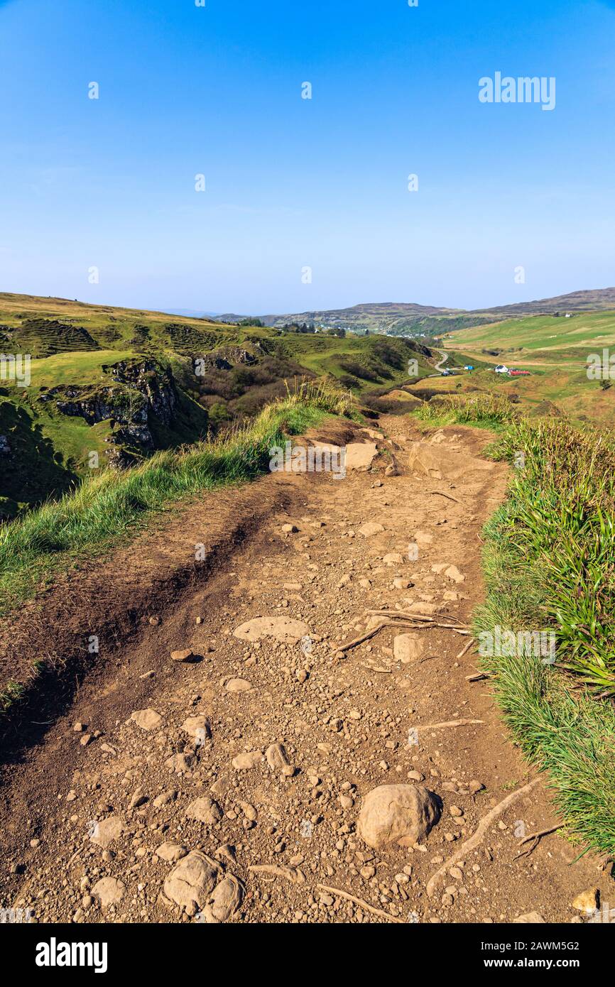 Hiker ammirando la vista in alto sulle colline al Fairy Glen nell'Isola di Skye, Scozia. Foto Stock