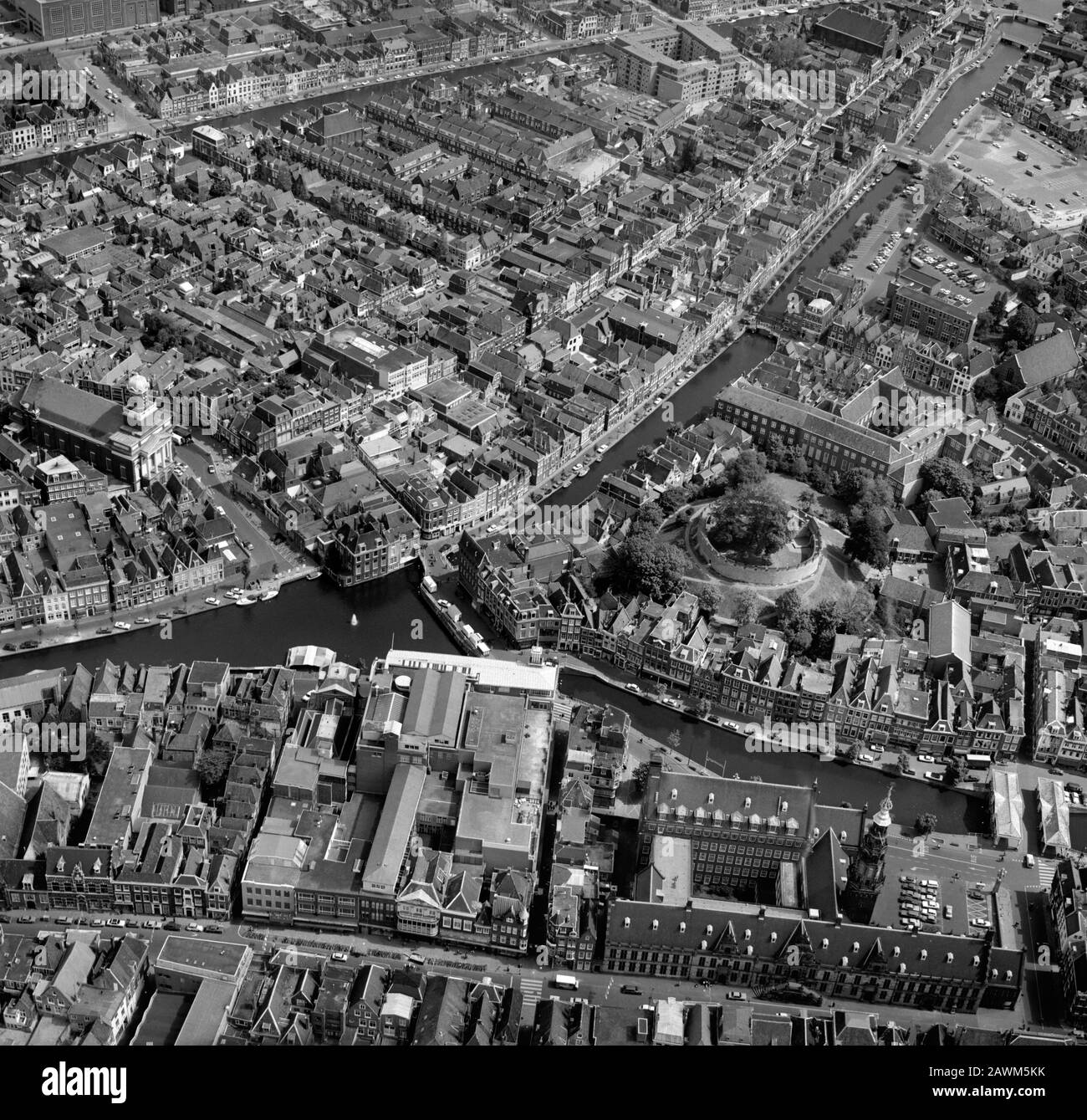 Leiden, Olanda, 30 maggio 1975: Foto aerea storica di Leiden, Olanda in bianco e nero con tagliole e canali in centro Foto Stock