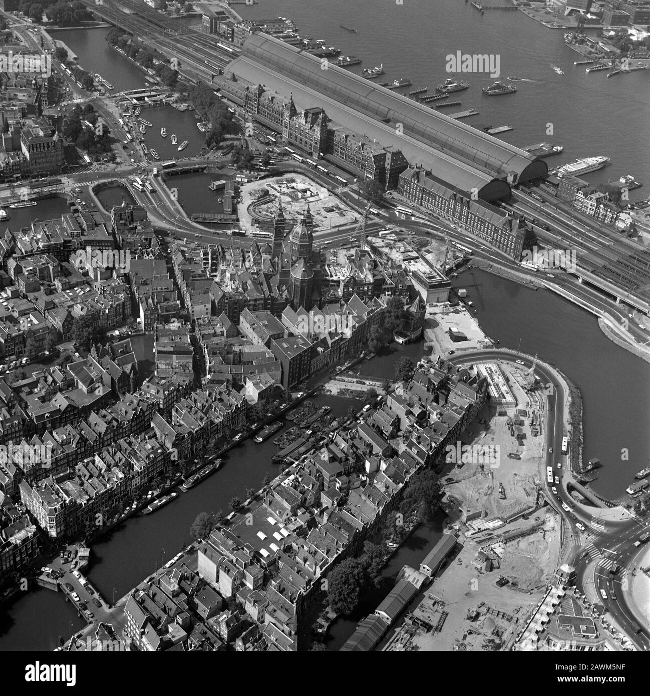 Amsterdam, Olanda, 12 luglio 1977: Foto aerea storica della Stazione Centrale di Amsterdam, Olanda in bianco e nero Foto Stock
