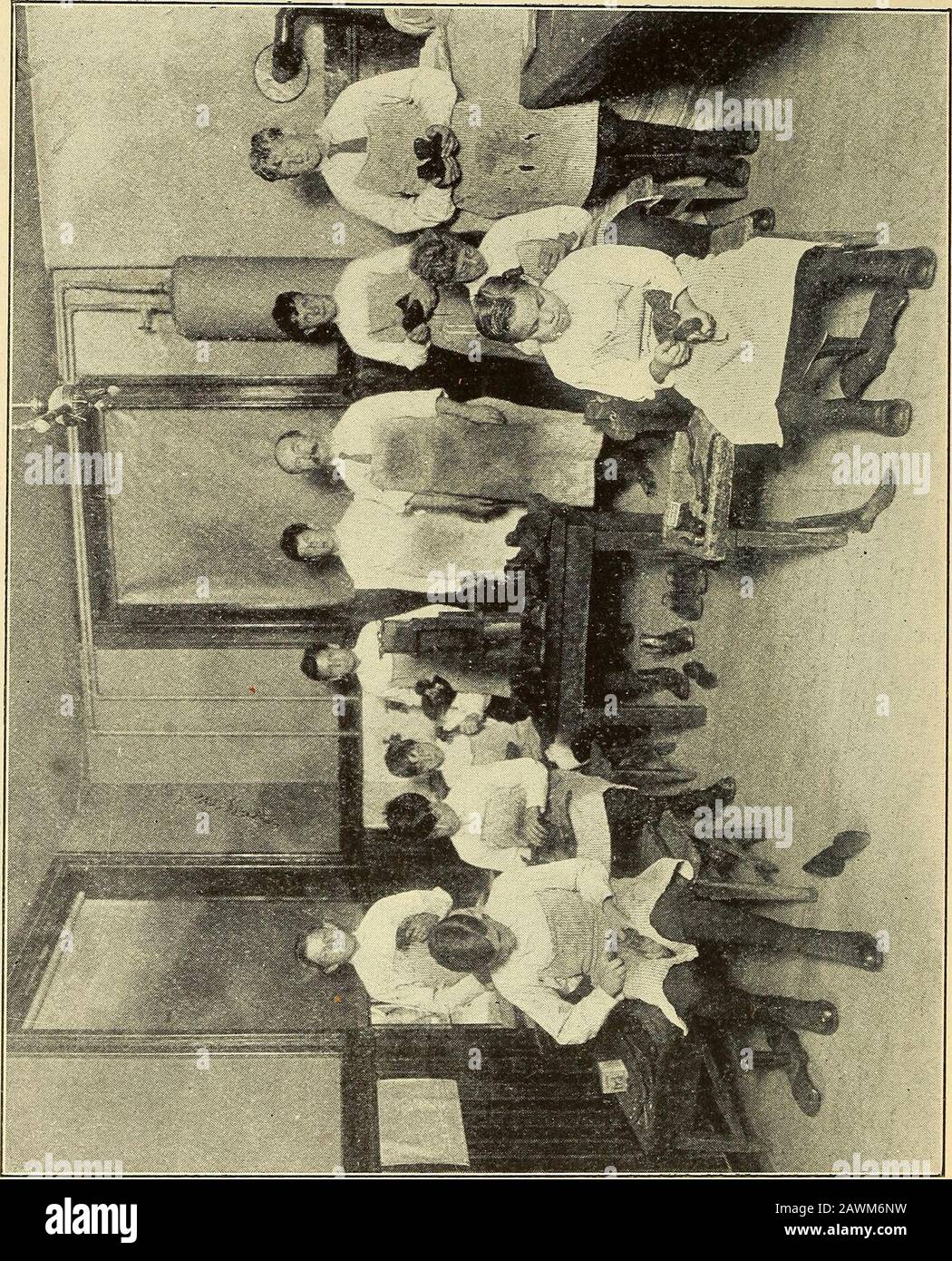 Relazione annuale del Consiglio di Amministrazione. Sec. 6. In tutti i casi in cui un bambino sia stato ceduto da itsnatural, o da altro tutore legale, alla cura e alla gestione della presente Associazione, mediante qualsiasi strumento; O dichiarazione scritta, è lecito che il comitato direttivo di assistenza, a loro discrezione, disponga tale figlio mediante adozione, o al servizio in un'attività lavorativa idonea, e con persone fisiche adeguate, conformabili alle leggi di questo Stato, per quanto riguarda l'offerta vincolante di bambini indigenti, a condizione che, Che in tutti questi casi i termini della "in-dentiera" sono approvati dalla "M" Foto Stock