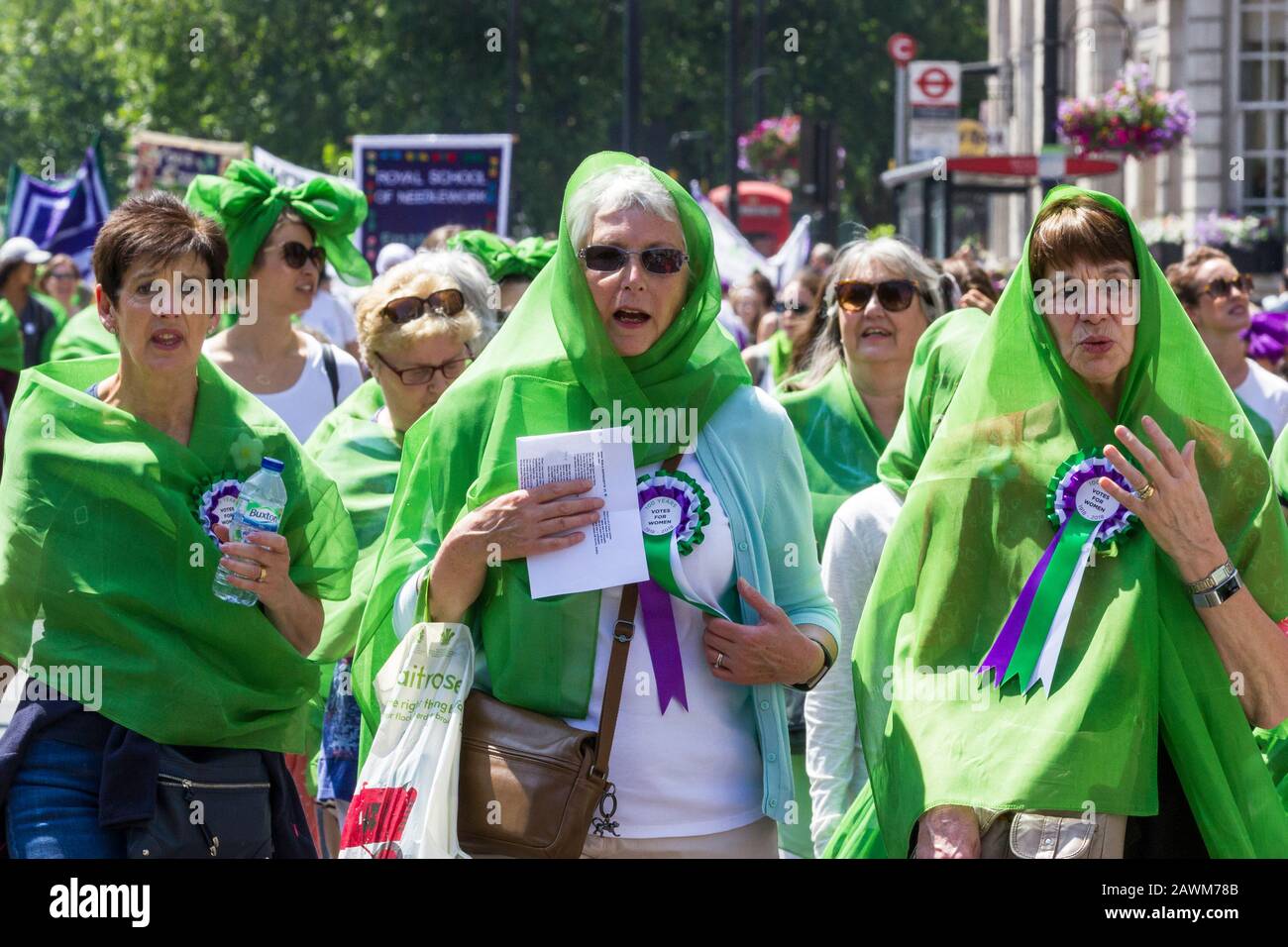 La messa di marzo segna 100 anni di voti delle donne, Central London, UK 10 giugno 2018. Insieme donne provenienti dal Regno Unito hanno marciato le strade per creare un'opera d'arte vivente, producendo un mare di verde, bianco e viola - i colori del movimento delle suffragette. Foto Stock