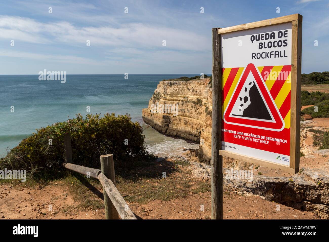 Rockfall che inseghina sulla scogliera, Alporchinhas, Algarve, Portgugal Foto Stock