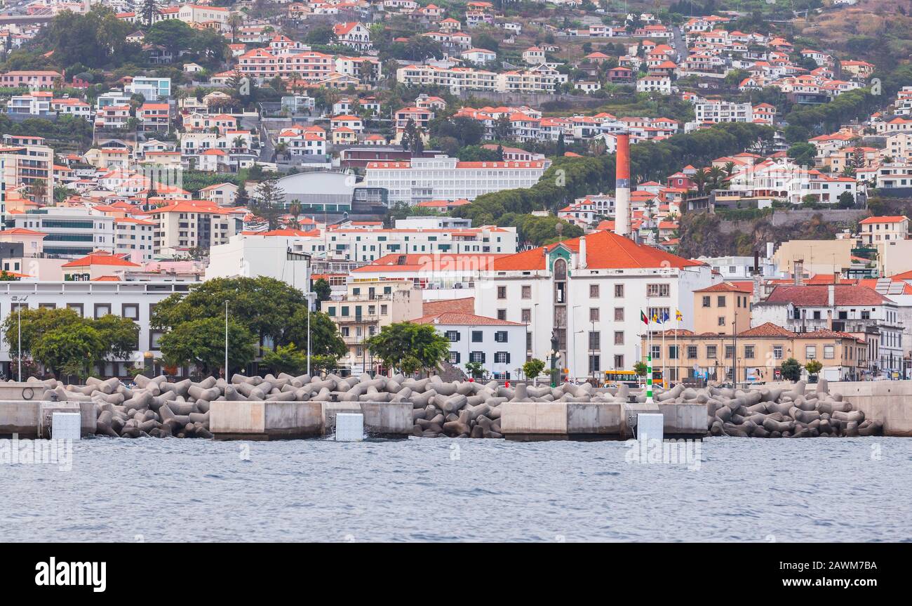 Strutture di ormeggio nel porto di Funchal, la capitale dell'isola di Madeira, Portogallo Foto Stock Strutture di ormeggio nel porto di Funchal, la capitale dell'isola di Madeira, Portogallo Foto Stock