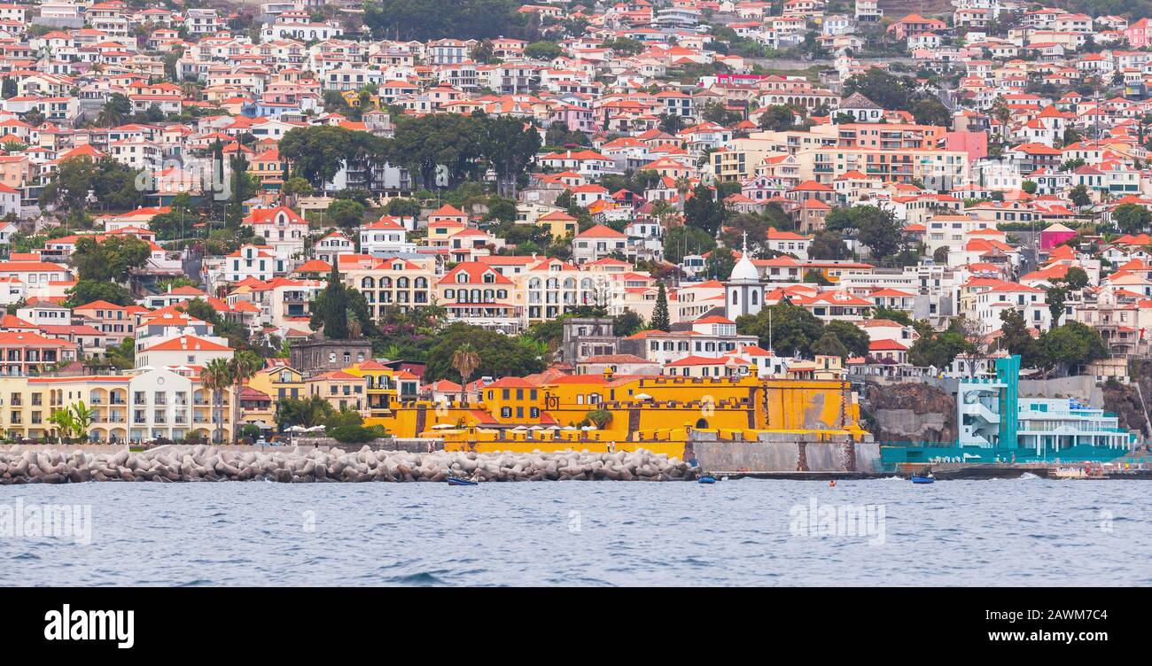 Paesaggio costiero di Funchal, la capitale dell'isola di Madeira, Portogallo. Edifici colorati sono sulla costa Foto Stock Paesaggio costiero di Funchal, la capitale dell'isola di Madeira, Portogallo. Edifici colorati sono sulla costa Foto Stock