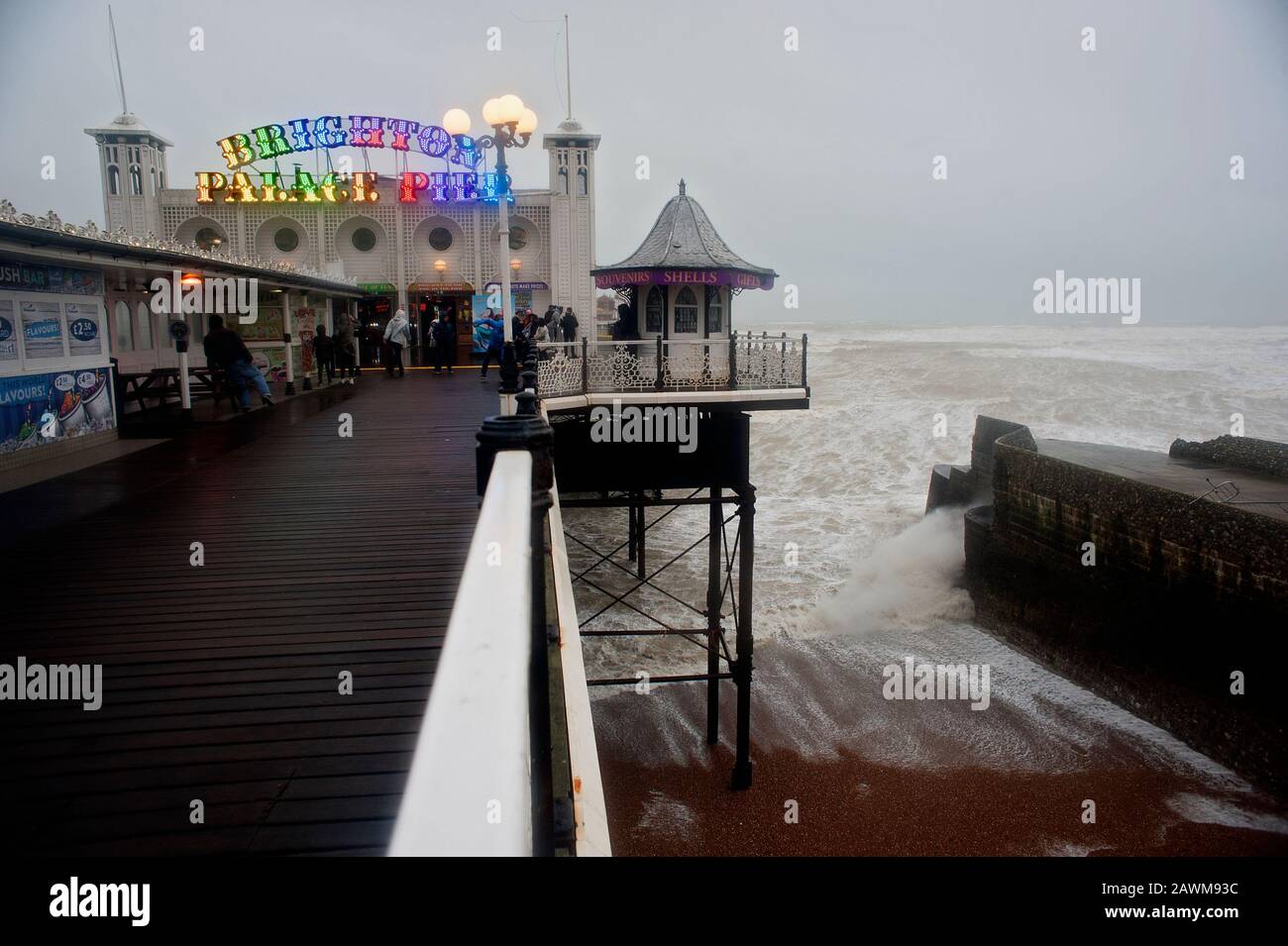 Gale forza venti fino a 80 mph sul molo di Brighton come Storm Ciara batte la costa sud dell'Inghilterra nel 2020. Foto Stock