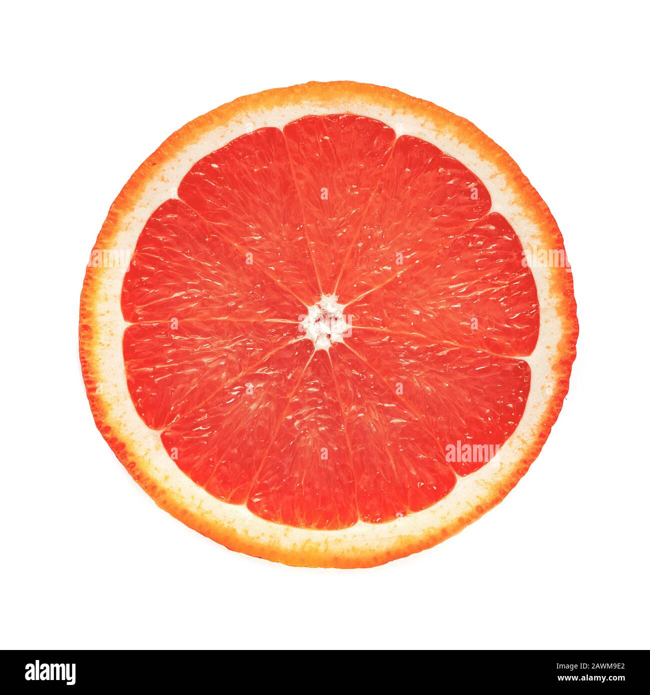 Fetta rotonda perfetta di pompelmo fresco isolato su sfondo bianco senza ombre (dettagli alti) Foto Stock