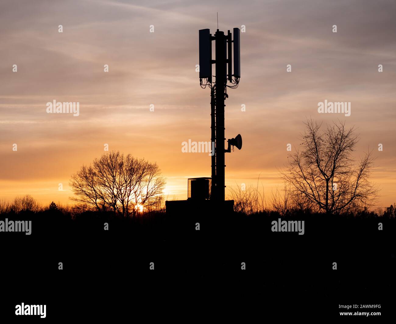 Torre di telecomunicazione cellulare 4G e 5G. Stazione Base O Stazione Ricetrasmettitore Base. Trasmettitore Antenna Di Comunicazione Wireless. Silhouette Foto Stock